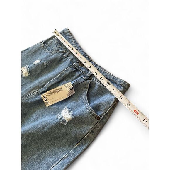 NWT Boohoo Women’s US 6 High Waisted Extreme Distressed Ripped Mom Jeans - Picture 3 of 9